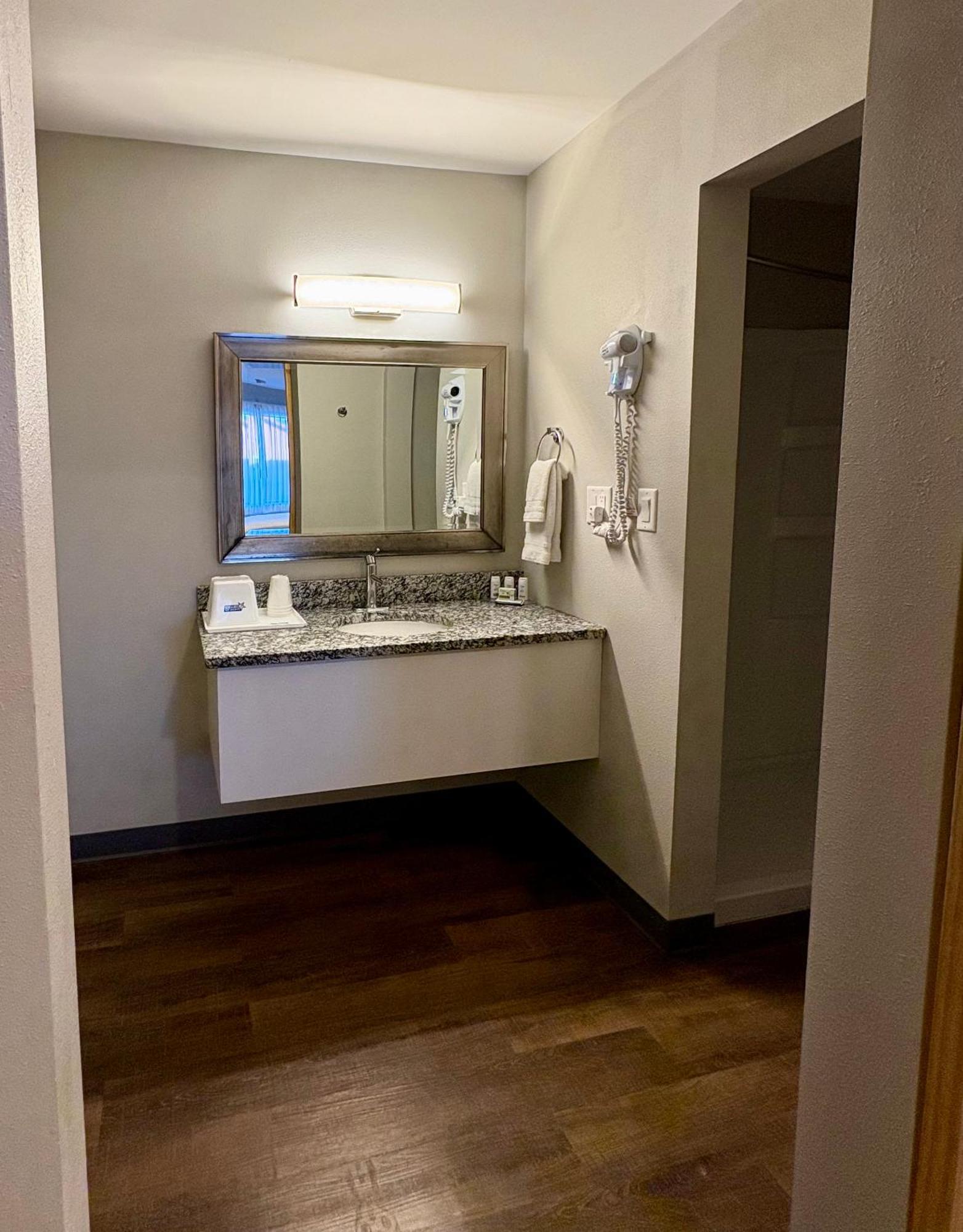 Americas Best Value Inn Уол Екстериор снимка